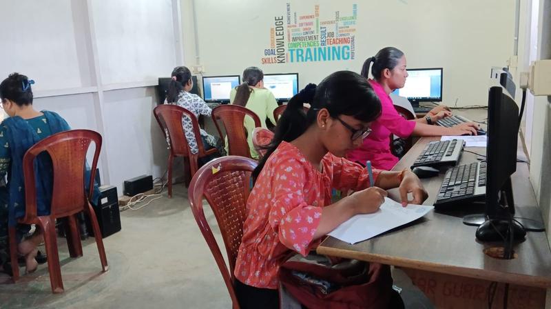 Students working on computers at Insight Computers